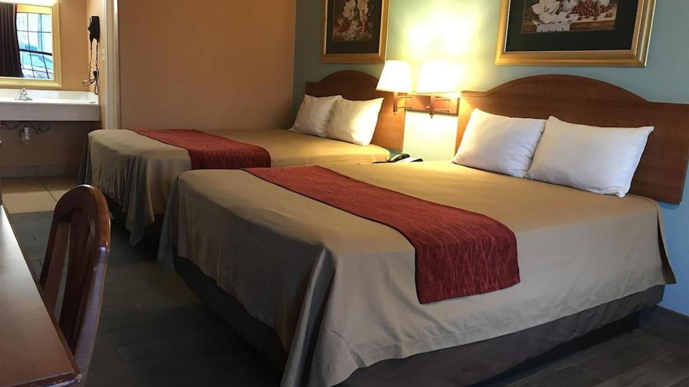 Econo Lodge Inn and Suites Laredo