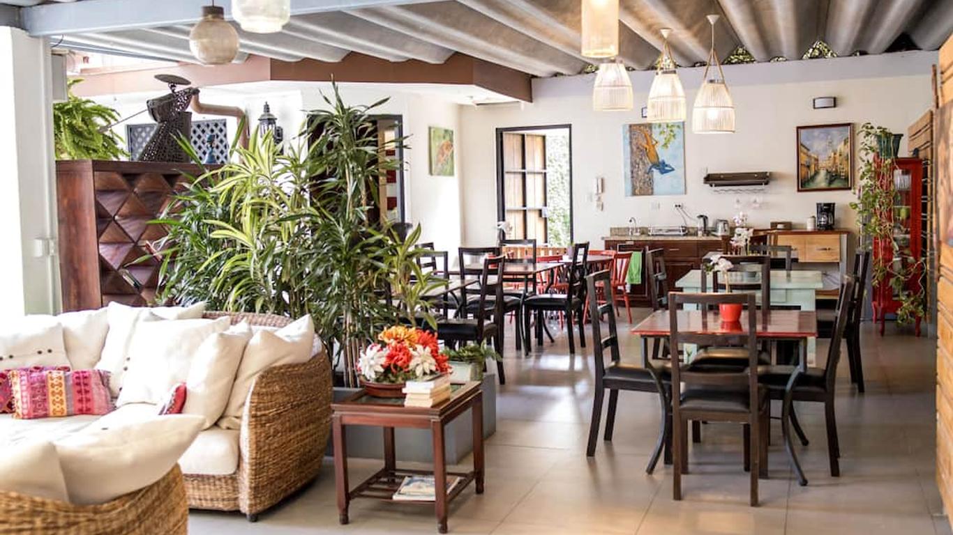 Casa María Aeropuerto B&B