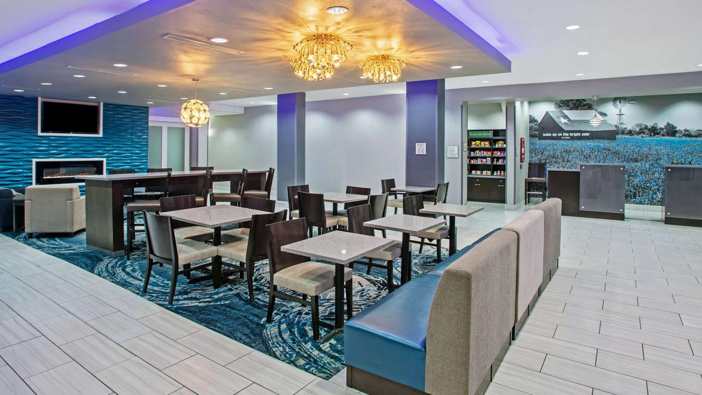 La Quinta Inn & Suites by Wyndham Victoria - South