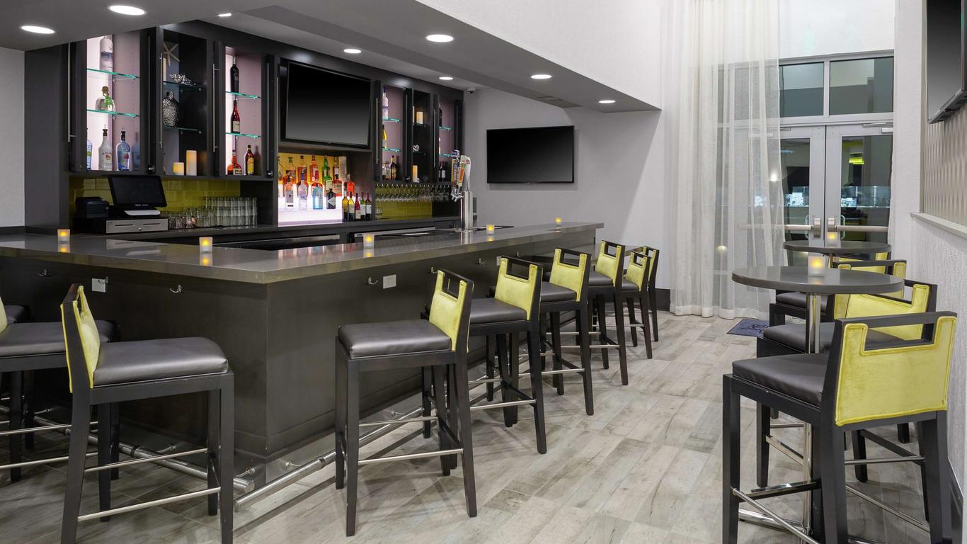 Hampton Inn & Suites Irvine-Orange County Airport