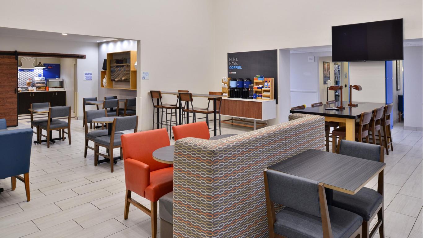 Holiday Inn Express & Suites Farmington (Bloomfield) By IHG
