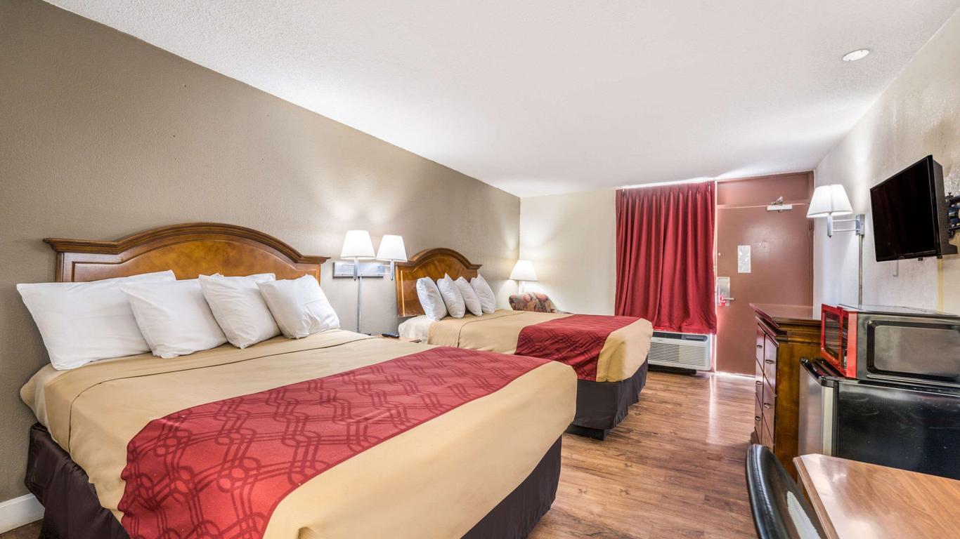 Econo Lodge Inn & Suites Macon